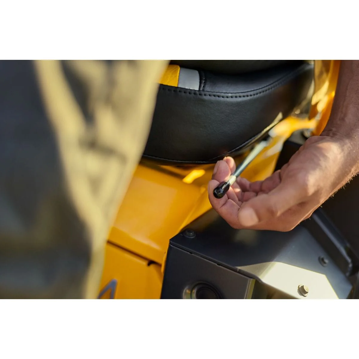 Cub Cadet Z3 60 S Zero Turn Mower - Comfort, easy adjustments, and aggressive tires ideal for challenging terrain and professional-quality mowing. - Image 16