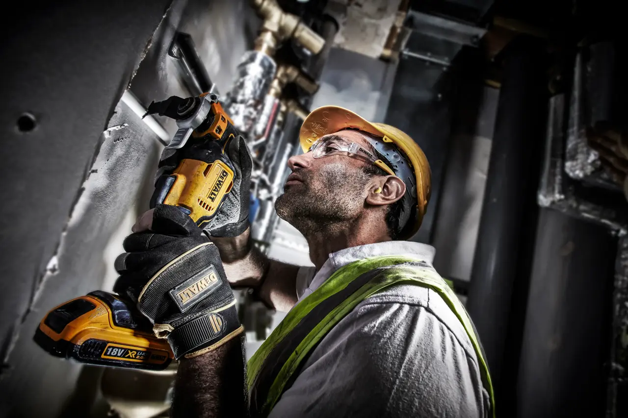 DEWALT® 18V XR® Brushless Oscillating Multi-Tool Sander Skin - Image 4