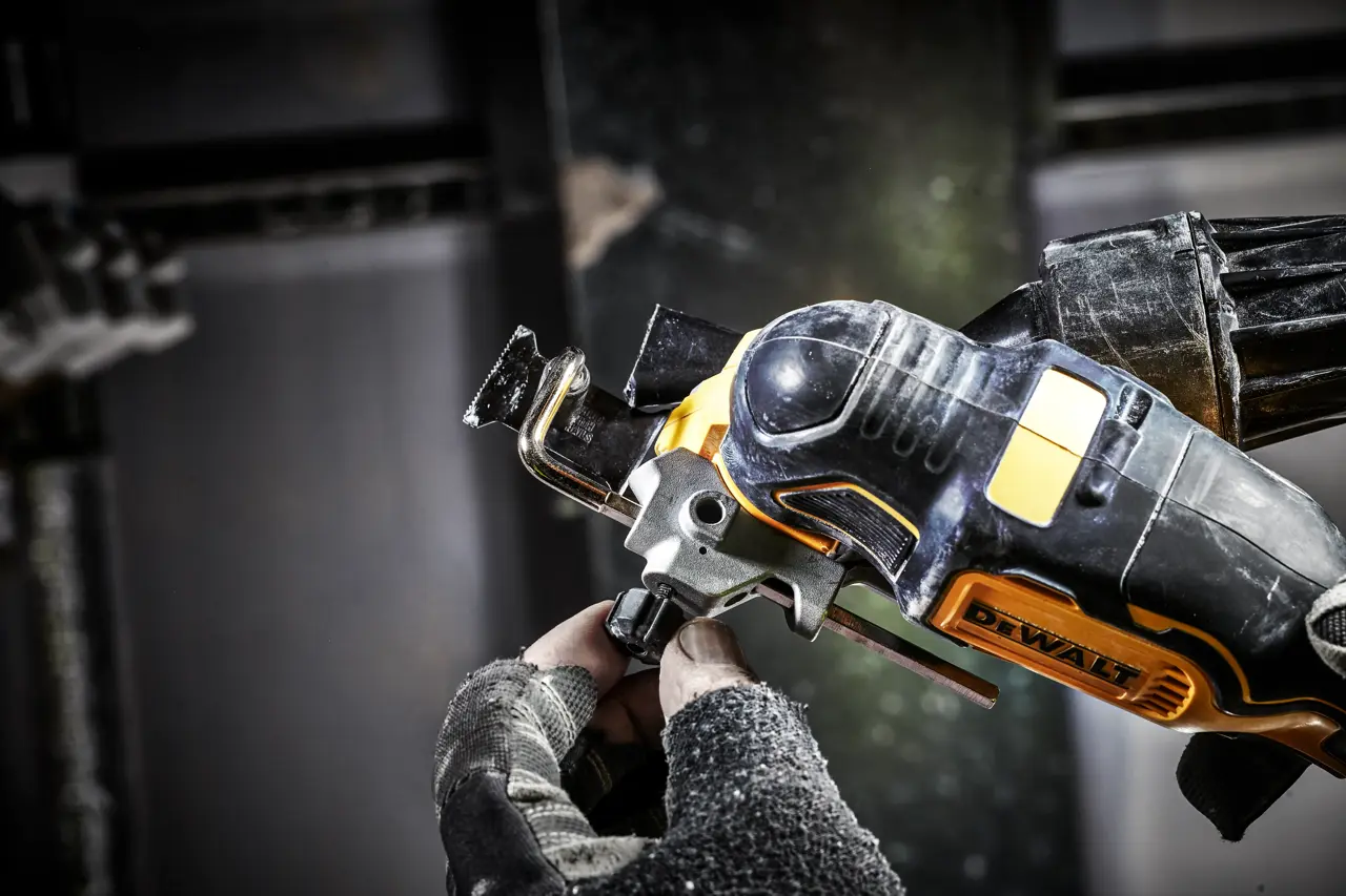 DEWALT® 18V XR® Brushless Oscillating Multi-Tool Sander Skin - Image 5