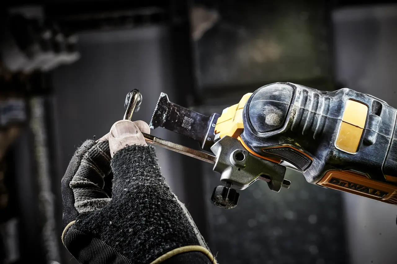 DEWALT® 18V XR® Brushless Oscillating Multi-Tool Sander Skin - Image 6