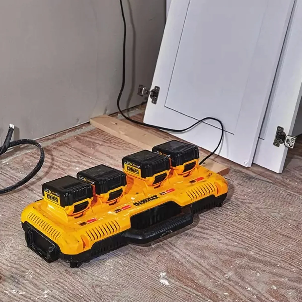 DeWALT 18V XR 4-Port 8A Charger - Multi-voltage charger, fast-charging 4x DeWALT XR batteries simultaneously - Image 4
