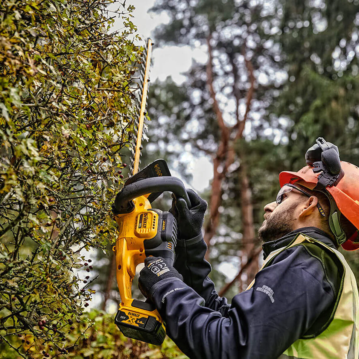DeWALT 18V XR 55CM Hedge Trimmer - Lightweight & easy to use hedge trimmer - perfect for the homeowner! - Image 3
