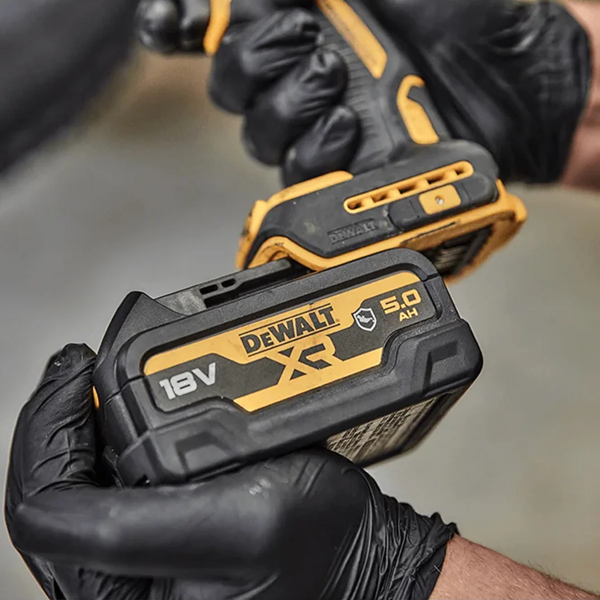 DeWALT 18V XR 5Ah Grease Resistant - Grease resistant 18V XR 5Ah battery compatible with DeWALT 18V XR tools - Image 3