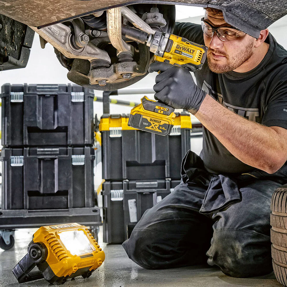 DeWALT 18V XR Compact Task Light - 3 brightness settings, 2000 lumens, multi position handle, tripod mounting - Image 4