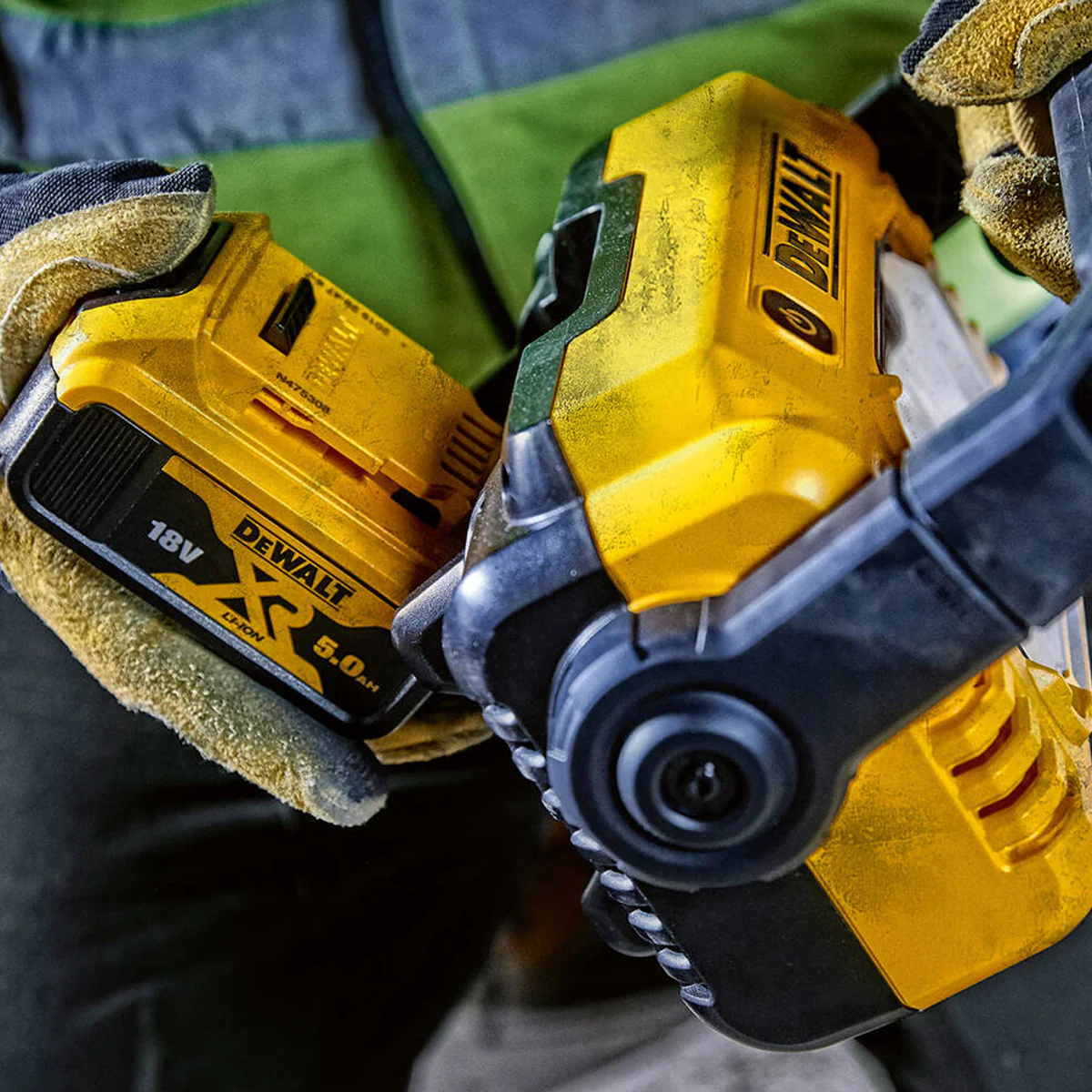 DeWALT 18V XR Compact Task Light - 3 brightness settings, 2000 lumens, multi position handle, tripod mounting - Image 5