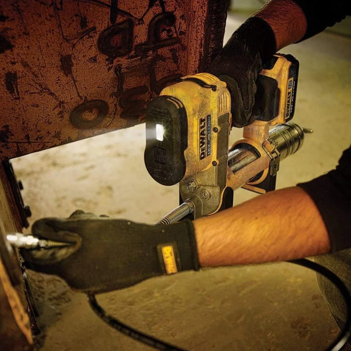 DeWALT 18V XR Grease Gun - 10,000 PSI, 2-speed, ergonomic grip, 1.2m long hose, variable speed trigger - Image 2