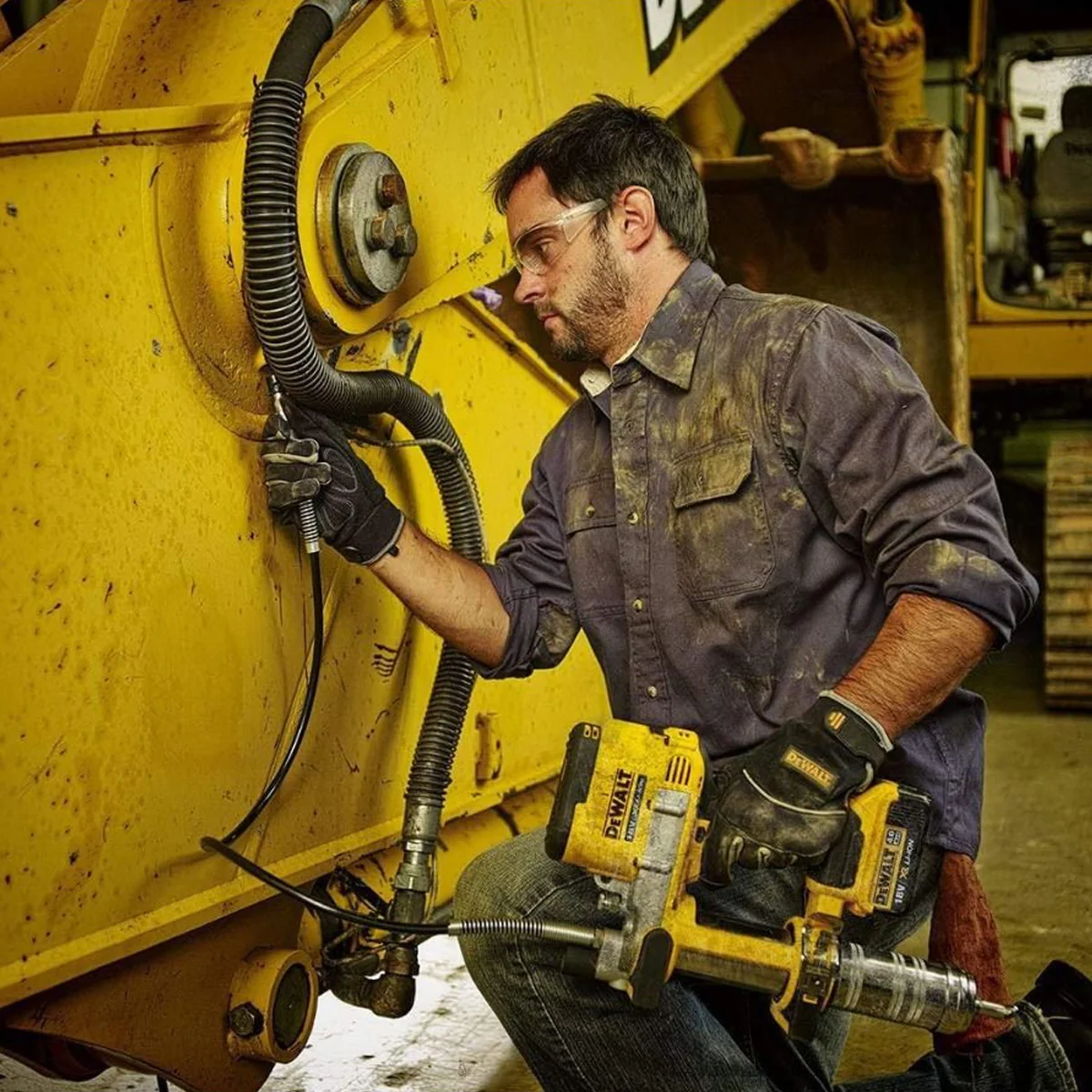 DeWALT 18V XR Grease Gun - 10,000 PSI, 2-speed, ergonomic grip, 1.2m long hose, variable speed trigger - Image 3