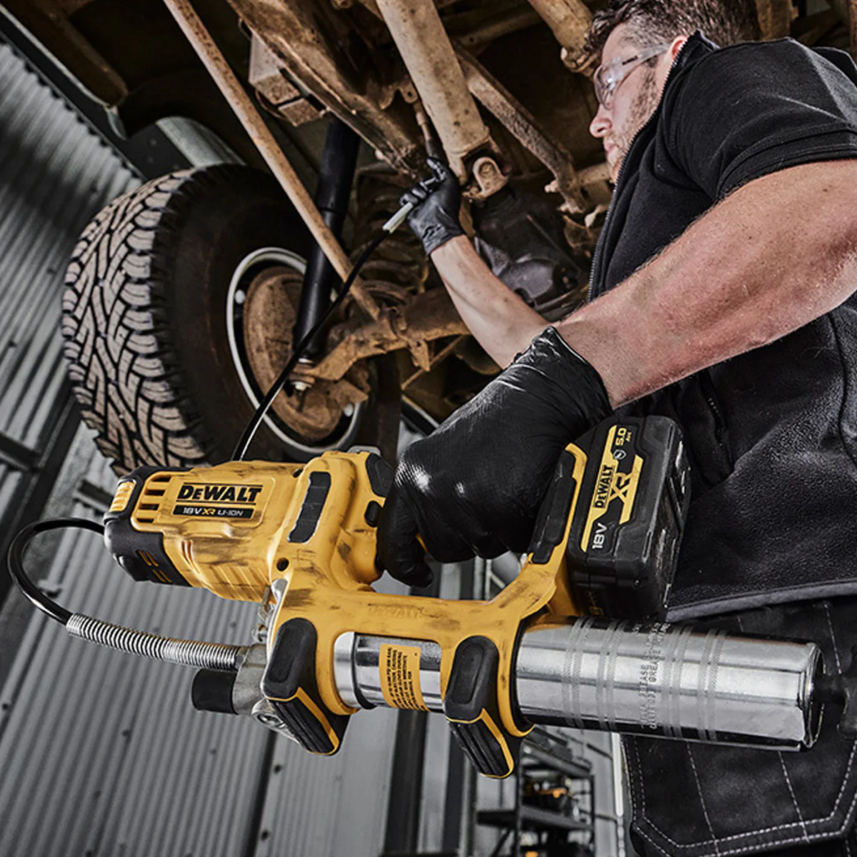 DeWALT 18V XR Grease Gun - 10,000 PSI, 2-speed, ergonomic grip, 1.2m long hose, variable speed trigger - Image 4