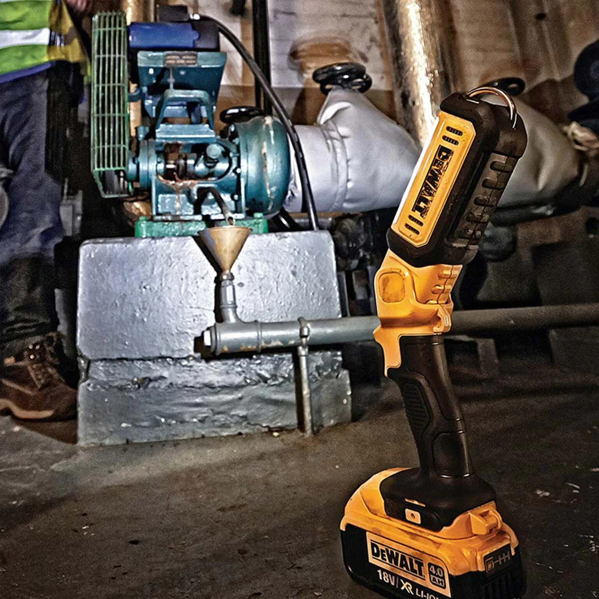 DeWALT 18V XR LED Pivot Task Light - Portable illumination, customisable power options, versatile design - Image 3