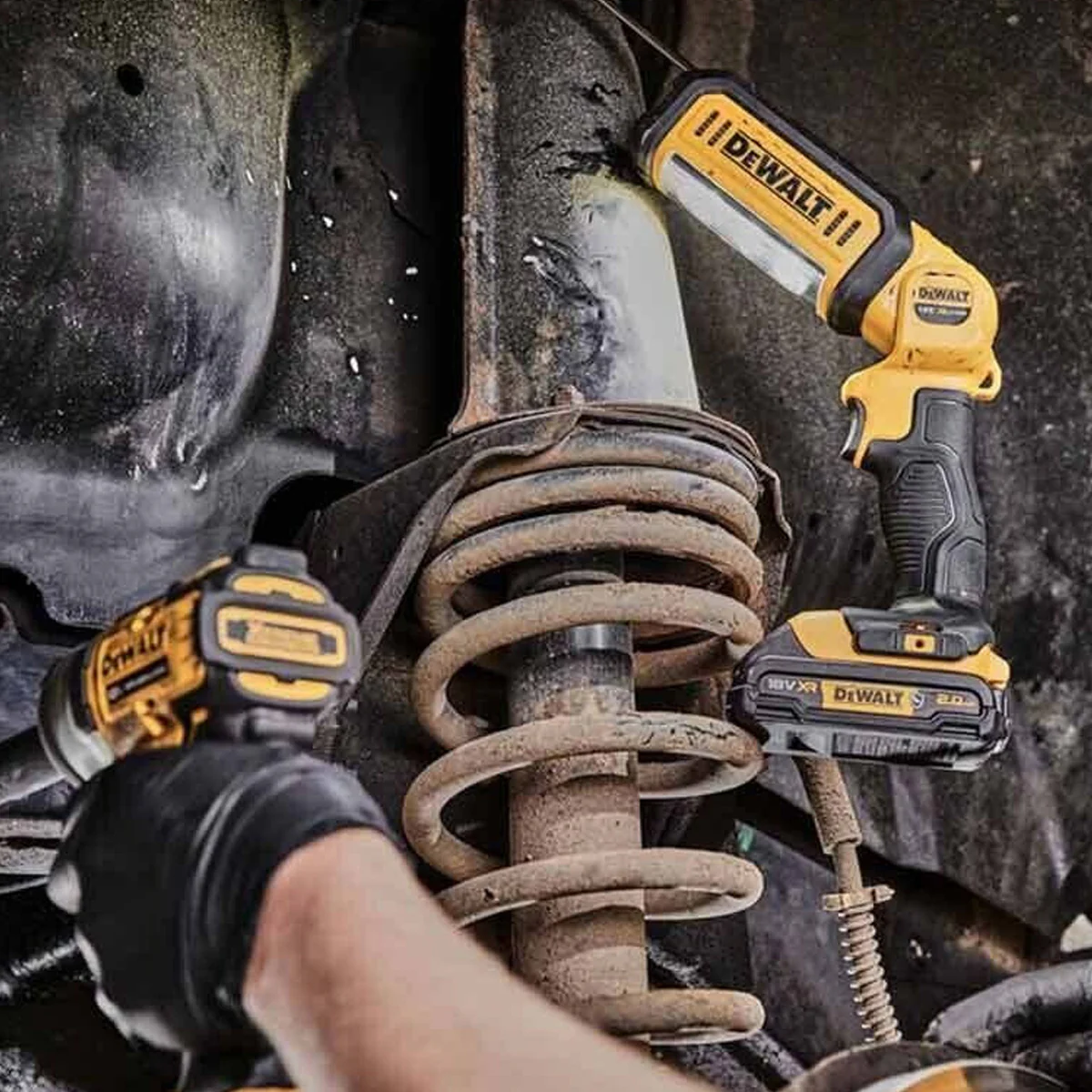 DeWALT 18V XR LED Pivot Task Light - Portable illumination, customisable power options, versatile design - Image 4