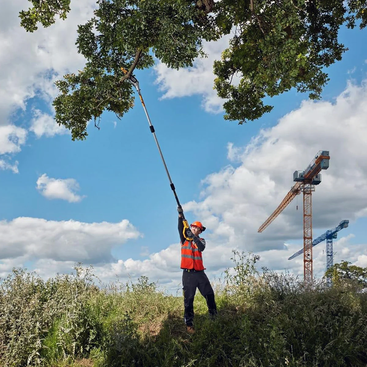 DeWALT 18V XR Pole Saw - Ergonomic 18V Pole Saw built for tough limbing or felling jobs - Image 4