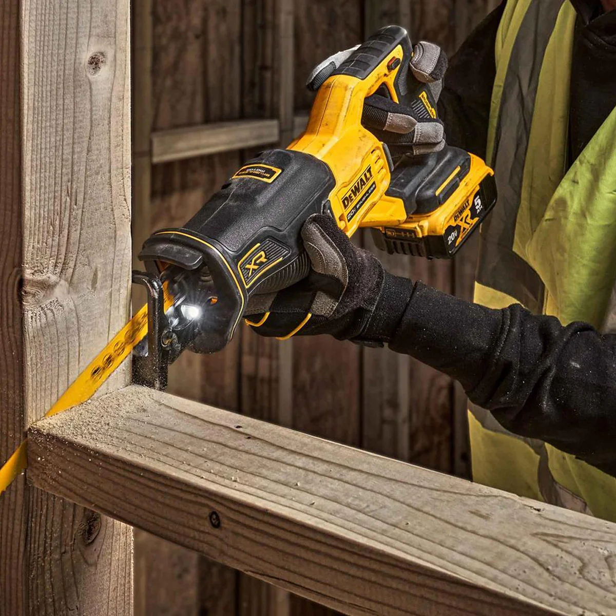 DeWALT 18V XR Reciprocating Saw - 18V lightweight saw with LED light designed for construction work - Image 3