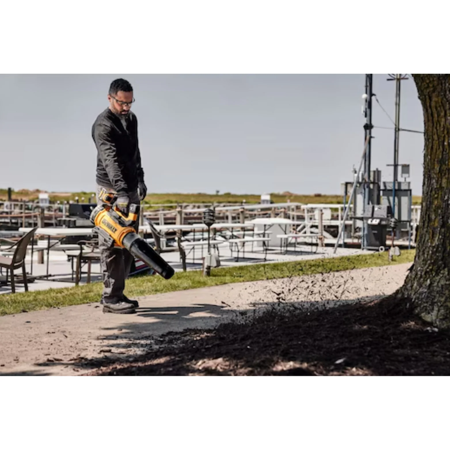 DeWALT 54V XR FLEXVOLT Axial Blower 9Ah Kit - Features a brushless motor for a quiet operation and an excellent power-to-weight ratio - Image 2
