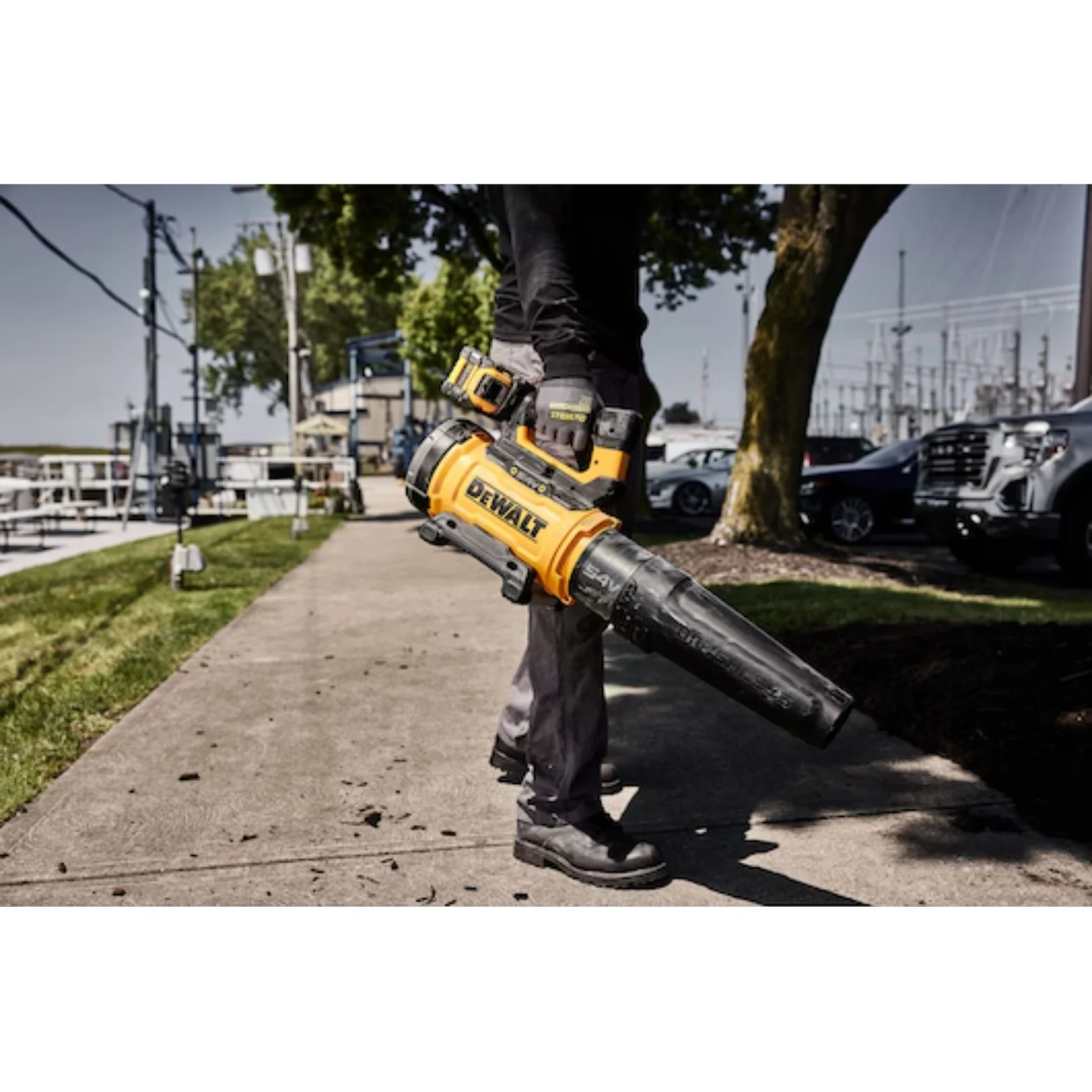 DeWALT 54V XR FLEXVOLT Axial Blower 9Ah Kit - Features a brushless motor for a quiet operation and an excellent power-to-weight ratio - Image 4