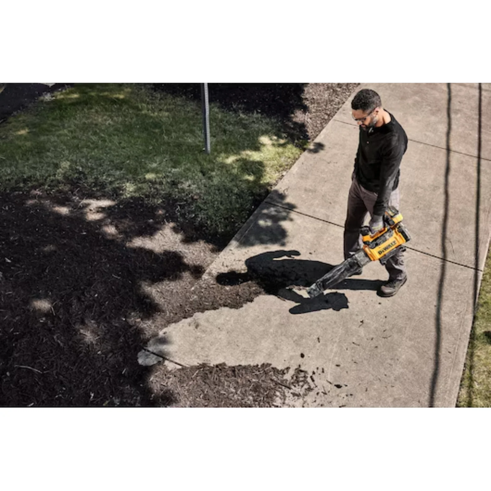 DeWALT 54V XR FLEXVOLT Axial Blower 9Ah Kit - Features a brushless motor for a quiet operation and an excellent power-to-weight ratio - Image 5
