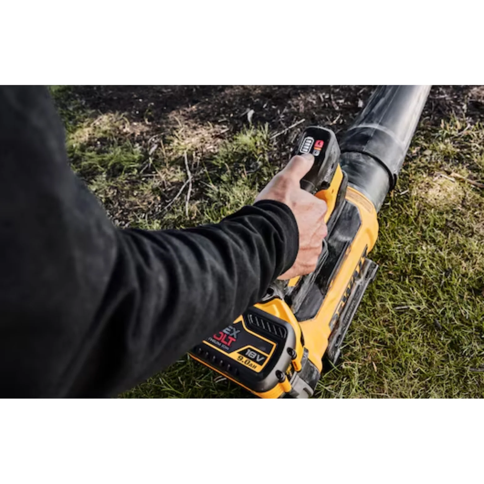 DeWALT 54V XR FLEXVOLT Axial Blower 9Ah Kit - Features a brushless motor for a quiet operation and an excellent power-to-weight ratio - Image 6