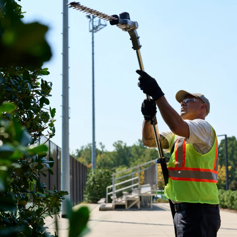 Greenworks 82PH62T 82V Telescopic Pole Hedge Trimmer [2301407AU] - Improved mobility and maximum reach. - Image 5