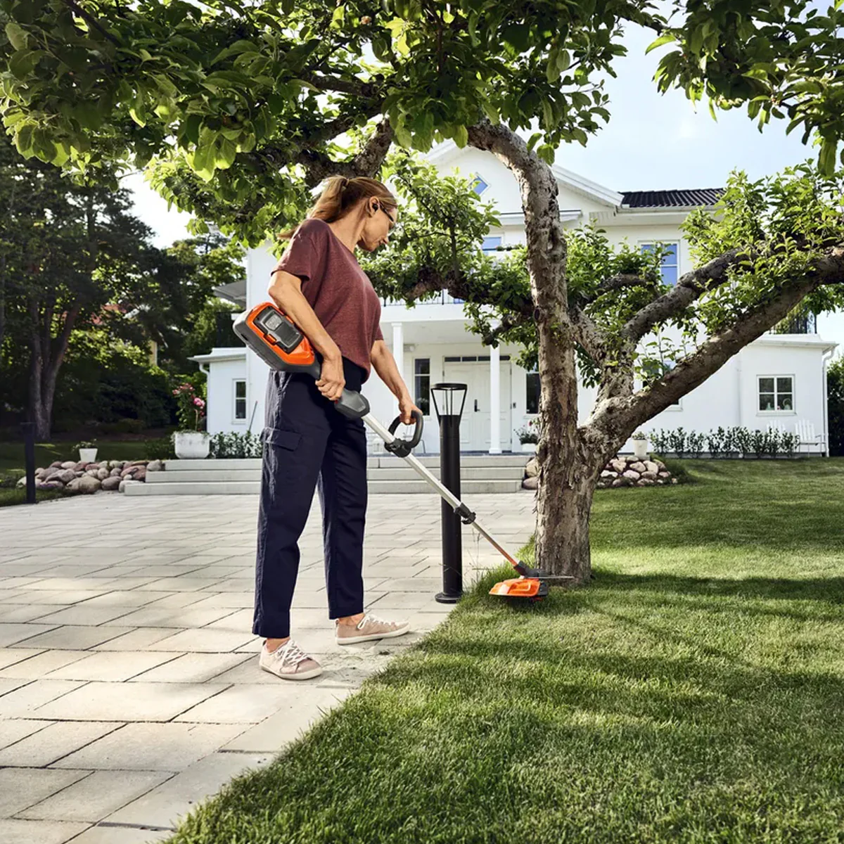 Husqvarna 215iL Battery Trimmer - Light and high-quality battery trimmer for all grass trimming tasks. - Image 3