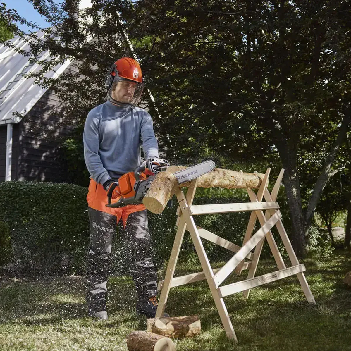 Husqvarna 240i Battery Chainsaw - Easy-to-use chainsaw featuring excellent cutting performance. - Image 4