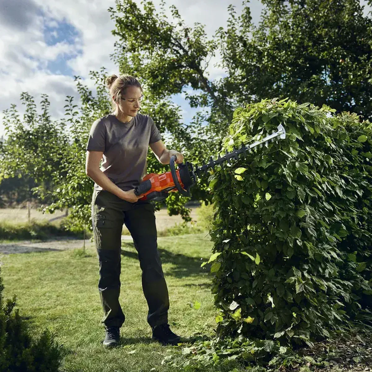Husqvarna 322iHD60 Hedge Trimmer - Powerful battery hedge trimmer for demanding gardening work. - Image 3
