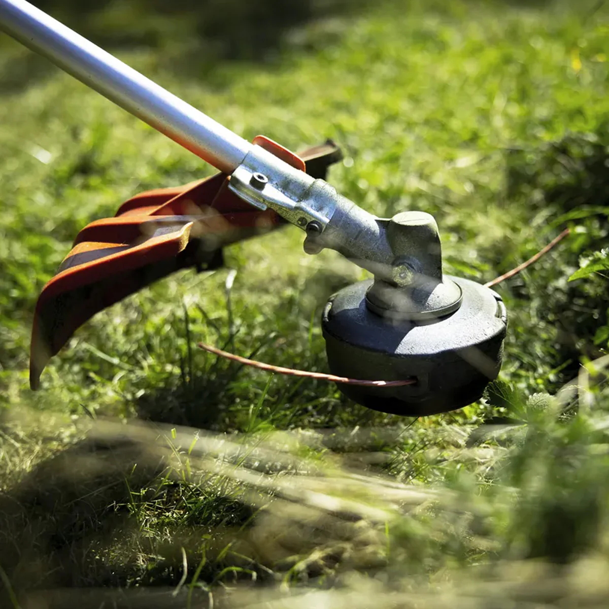 Husqvarna 325iR Battery Brushcutter - 36V battery brushcutter with cutting power equivalent to 25cc petrol motor. - Image 3
