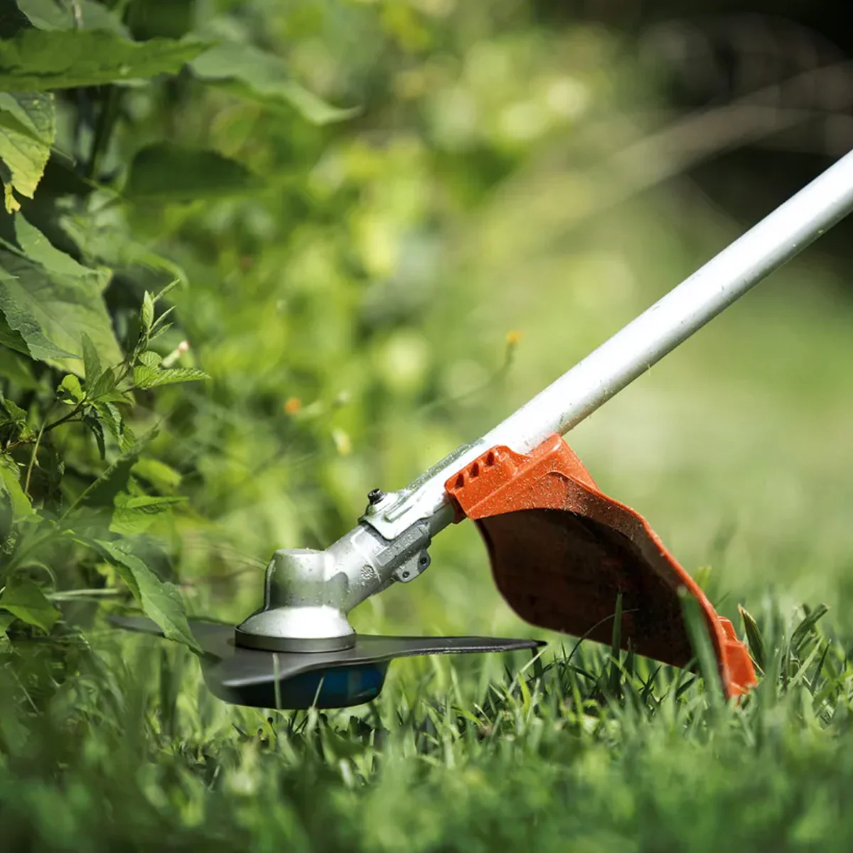 Husqvarna 325iR Battery Brushcutter - 36V battery brushcutter with cutting power equivalent to 25cc petrol motor. - Image 5