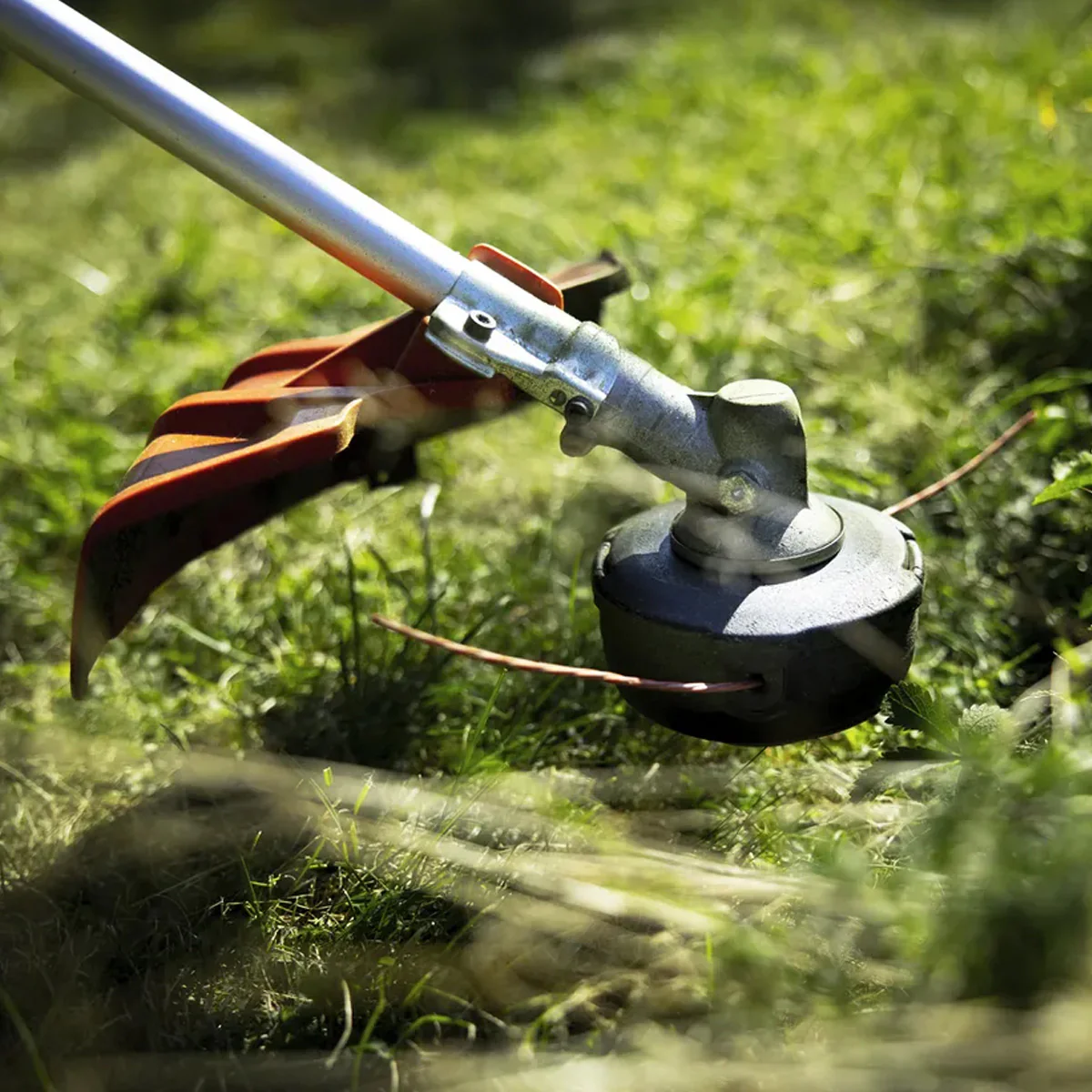 Husqvarna 325iRJ Battery Trimmer - Powerful and versatile battery brushcutter with harness. - Image 3