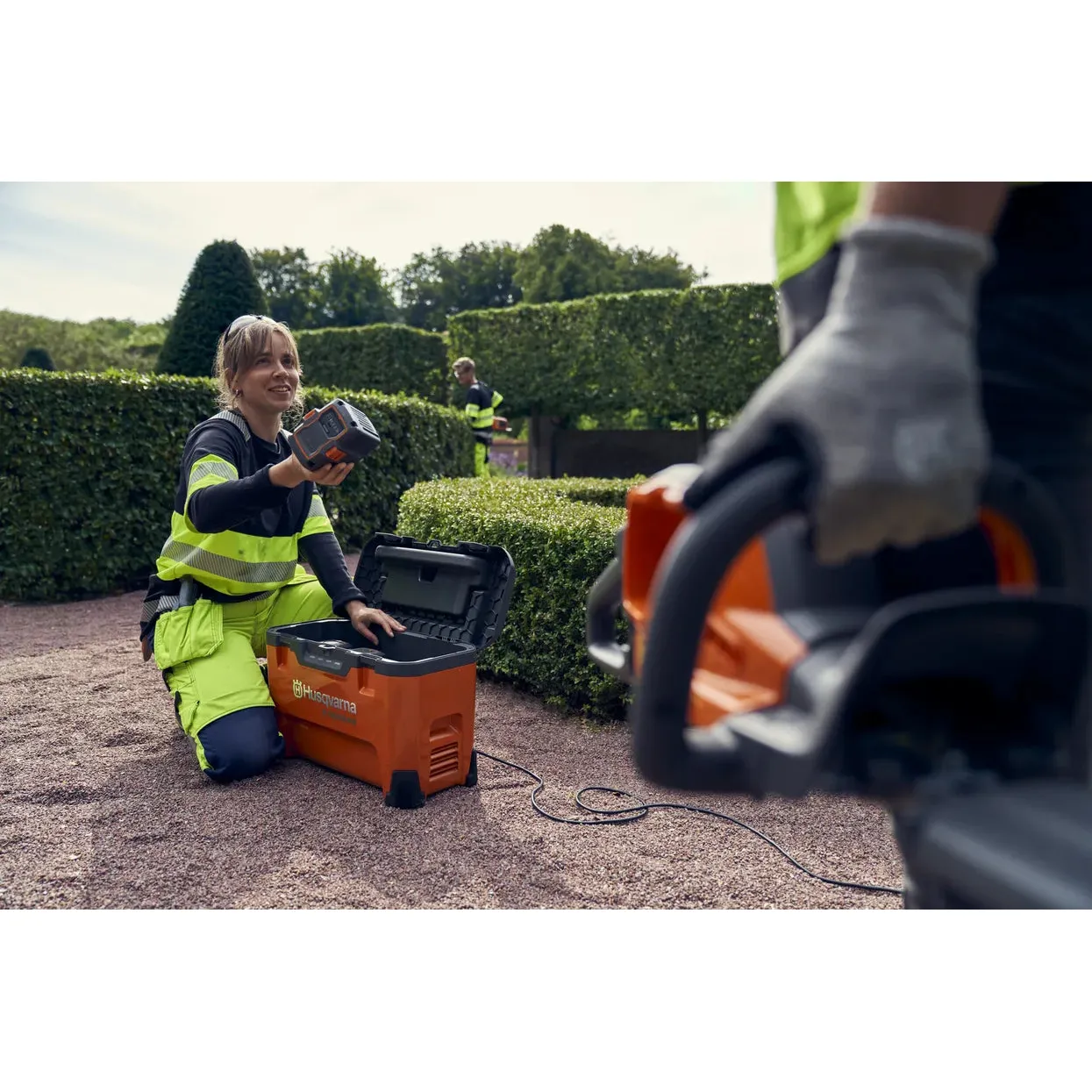 Husqvarna 40-C1000X4 Mutli-Bay Battery Charger - Efficient and smart high-power charging wherever you want. - Image 5