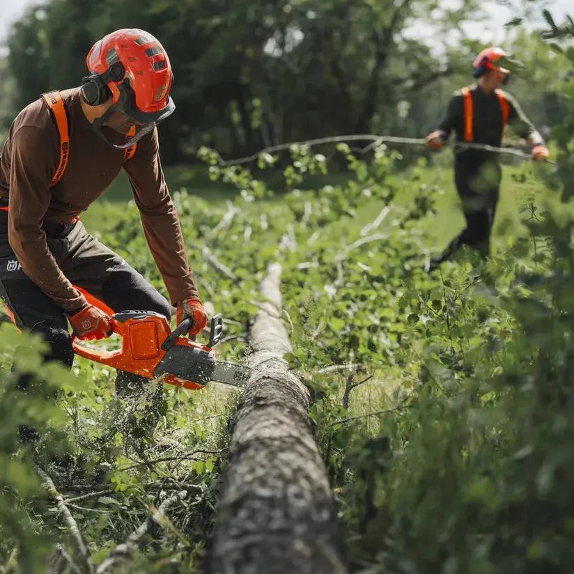 Husqvarna 435i Battery Chainsaw - All-round and weatherproof chainsaw with premium cutting performance. - Image 2