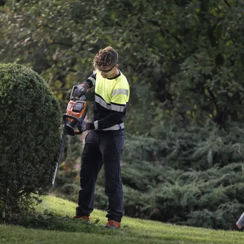 Husqvarna 522iHD60 Battery Hedge Trimmer - Battery hedge trimmer for frequent trimming, featuring integrated connectivity. - Image 5