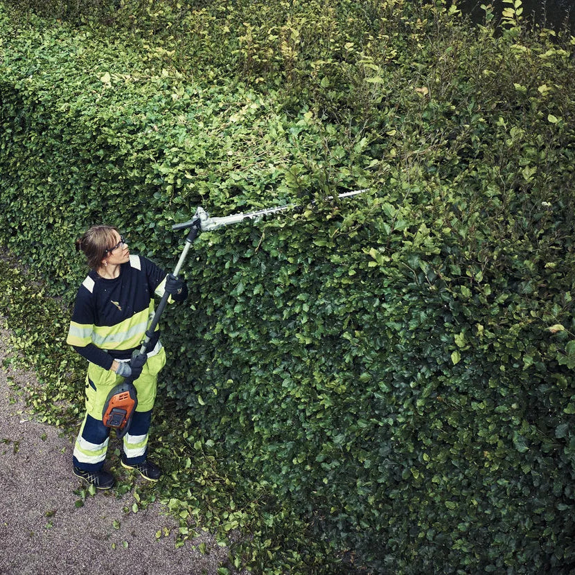 Husqvarna 525iHE3 Battery Hedge Trimmer - Battery-powered pole hedge trimmer with 3m reach and adjustable cutter bar. - Image 3