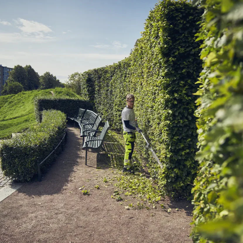 Husqvarna 525iHE4 Battery Hedge Trimmer - Battery-powered pole hedge trimmer with 4m reach and adjustable cutter bar - Image 3
