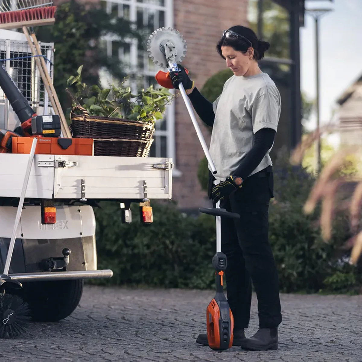 Husqvarna 525iLK Combi Trimmer - High-performance battery combi machine with integrated connectivity. - Image 5