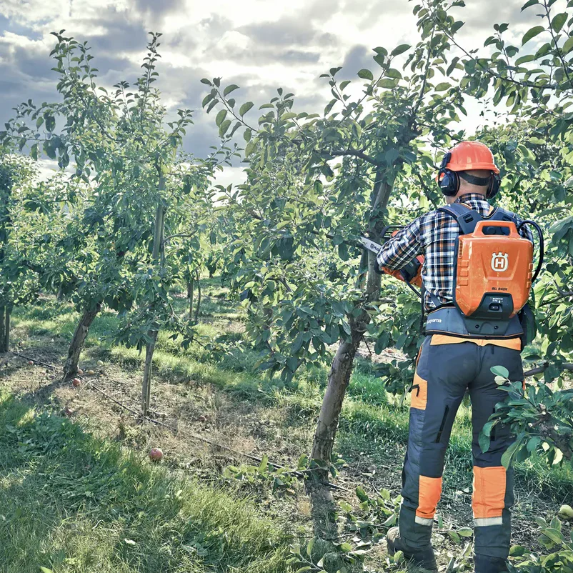 Husqvarna 535iXP Battery Chainsaw - 14" Chainsaw with Li-Ion Battery with 2.6 kg weight and 20 m/s speed - Image 3