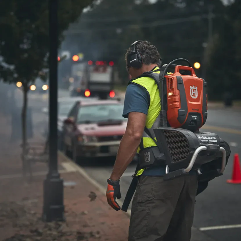 Husqvarna 550iBTX Battery Leaf Blower - Powerful and ergonomic backpack battery blower with integrated connectivity - Image 3
