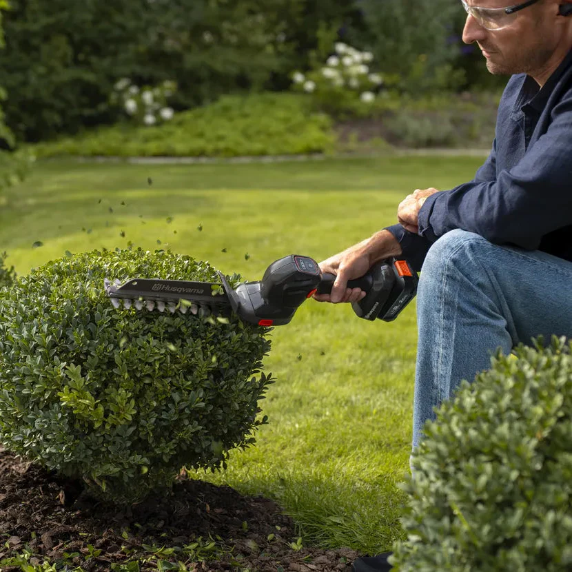 Husqvarna Aspire™ 18V S20 Shrub Shear - Multi-purpose tool for precision grass trimming and shaping of bushes. - Image 3
