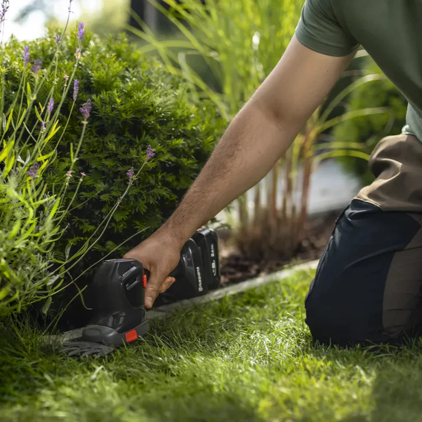 Husqvarna Aspire™ 18V S20 Shrub Shear - Multi-purpose tool for precision grass trimming and shaping of bushes. - Image 5