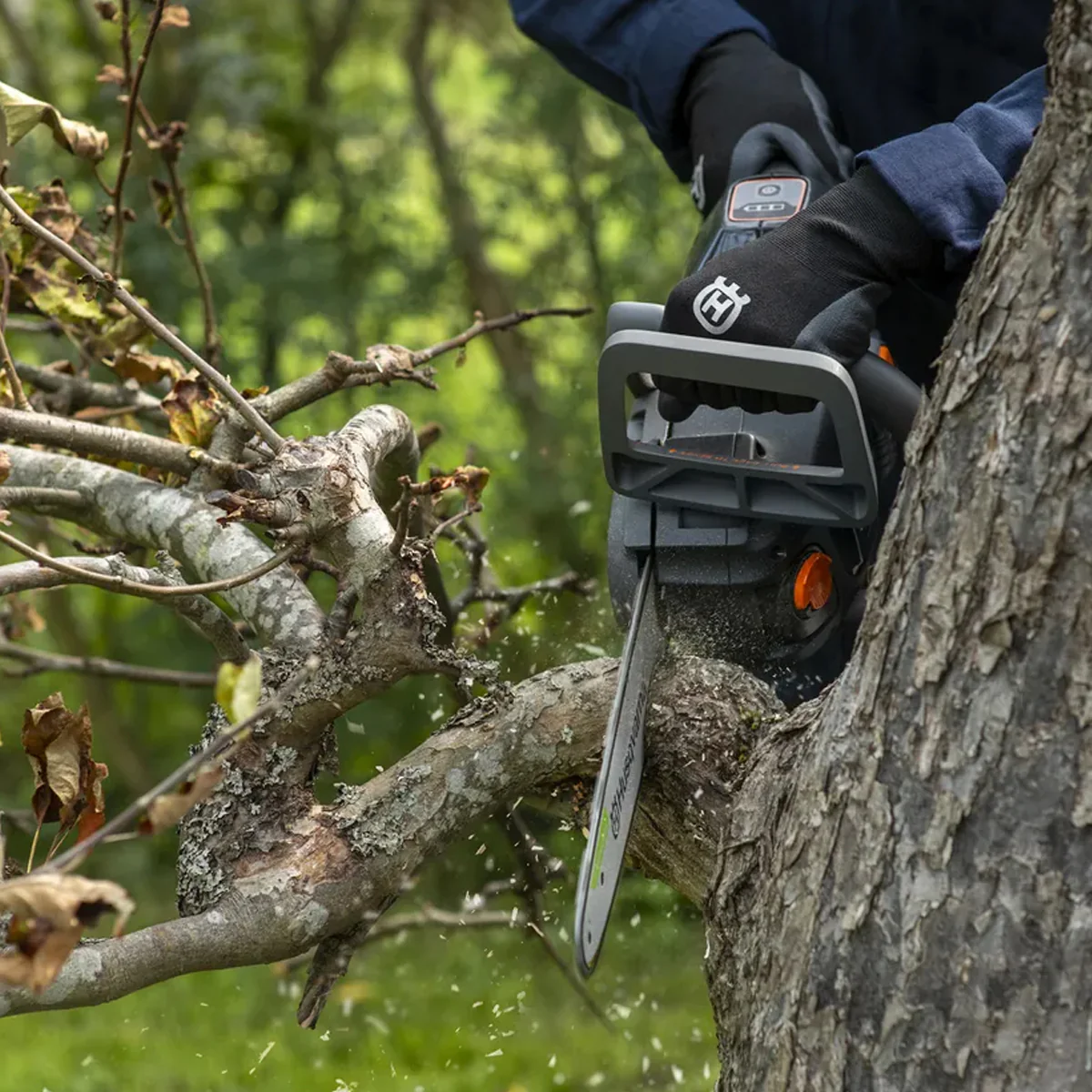 Husqvarna Aspire C15X-P4A 18V Chainsaw - Compact, easy-to-use chainsaw for garden clearing and DIY projects. - Image 3
