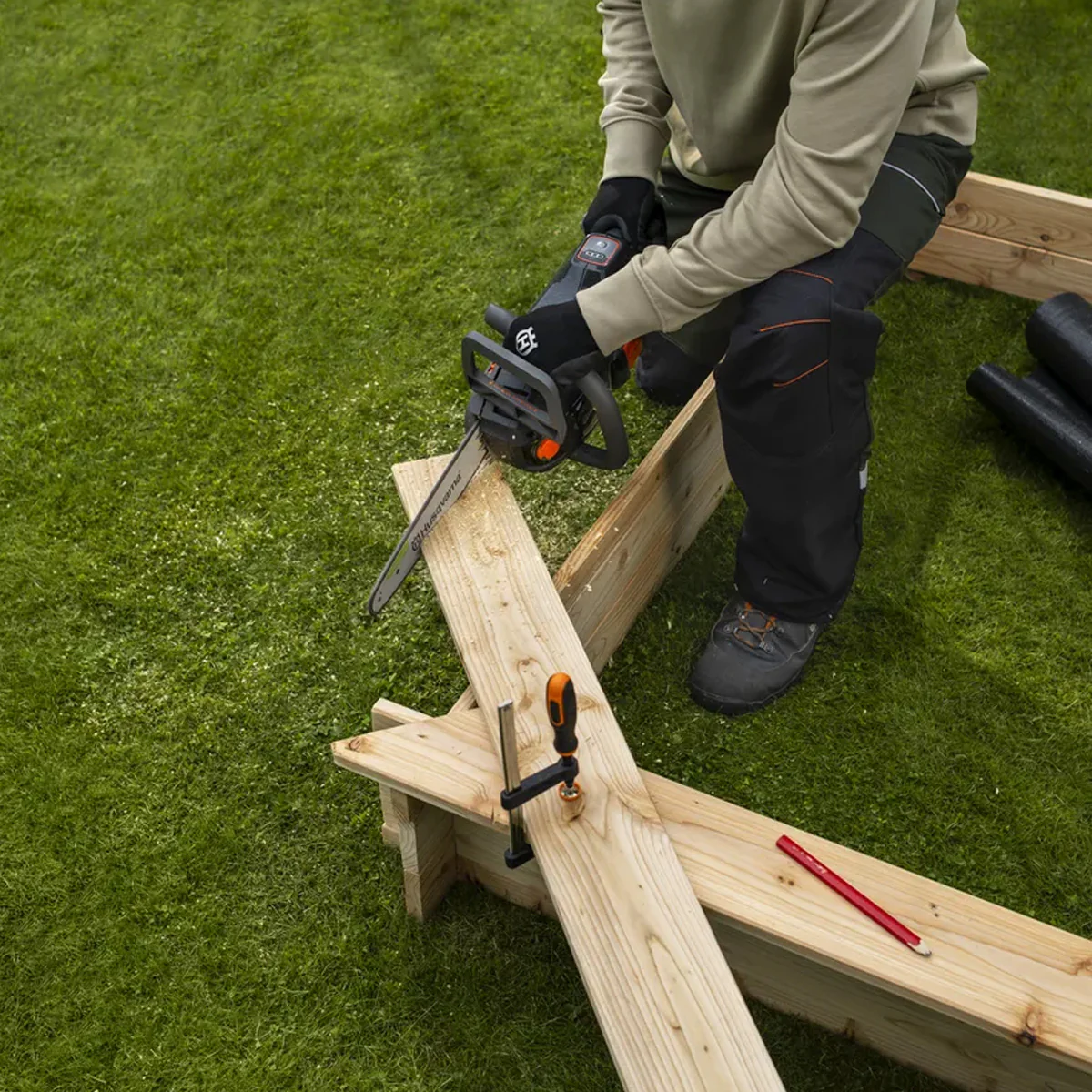Husqvarna Aspire C15X-P4A 18V Chainsaw - Compact, easy-to-use chainsaw for garden clearing and DIY projects. - Image 4