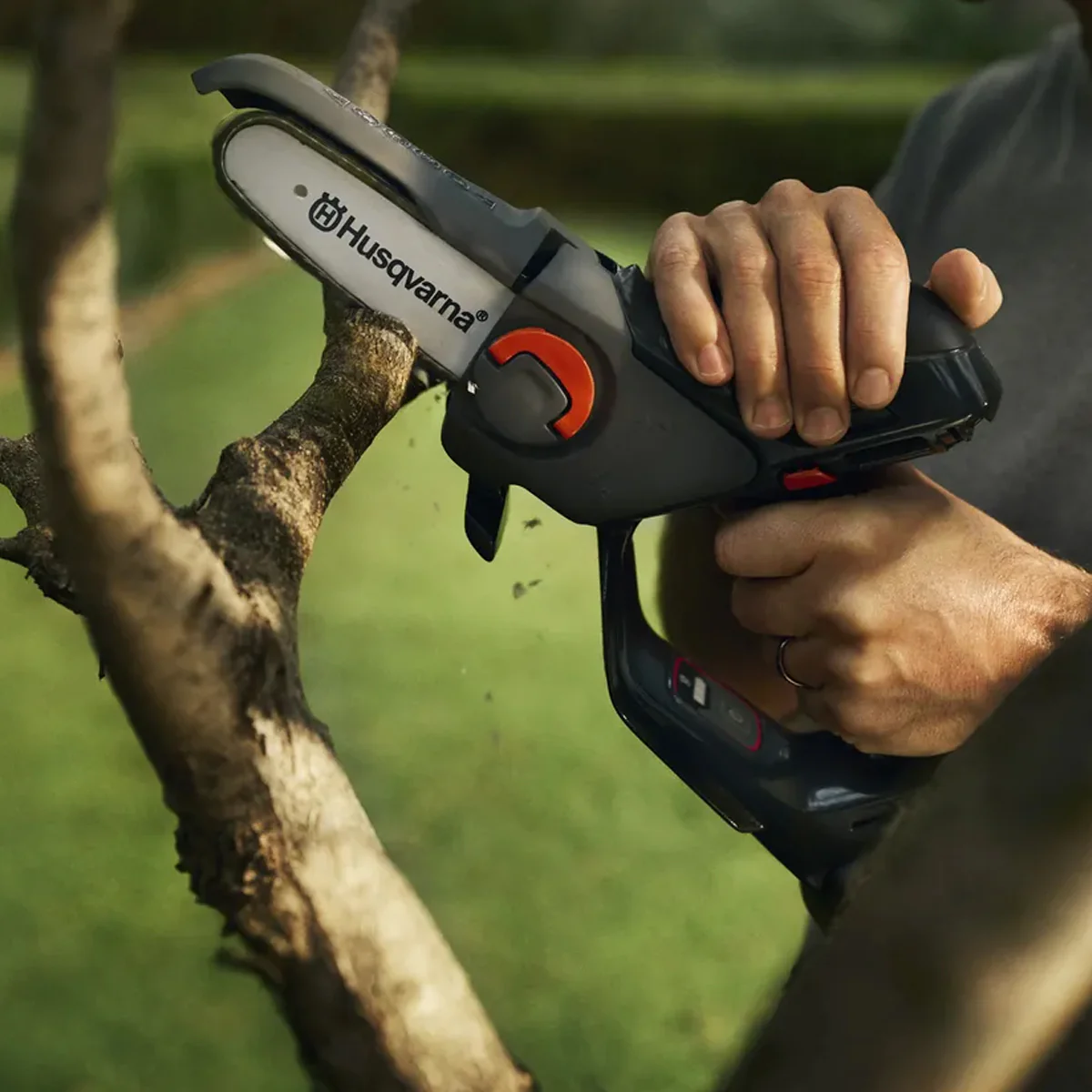Husqvarna Aspire P5 18V Pruner - Powerful electric tree pruner with smart storage. - Image 2