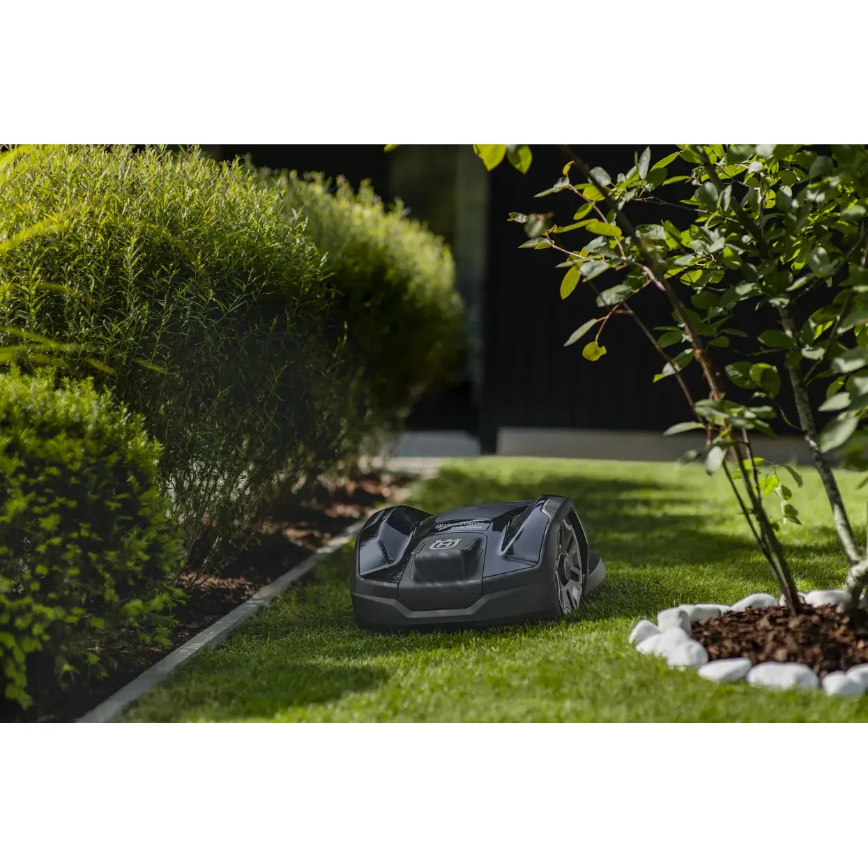 Husqvarna Automower® 305E NERA - Robotic mower that trims the edges, for small to midsize lawns. - Image 4
