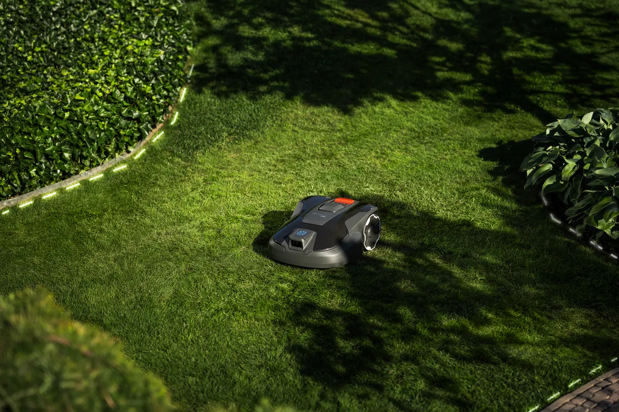 Husqvarna Automower® 308V - AI vision technology and 800 m² capacity - Image 3