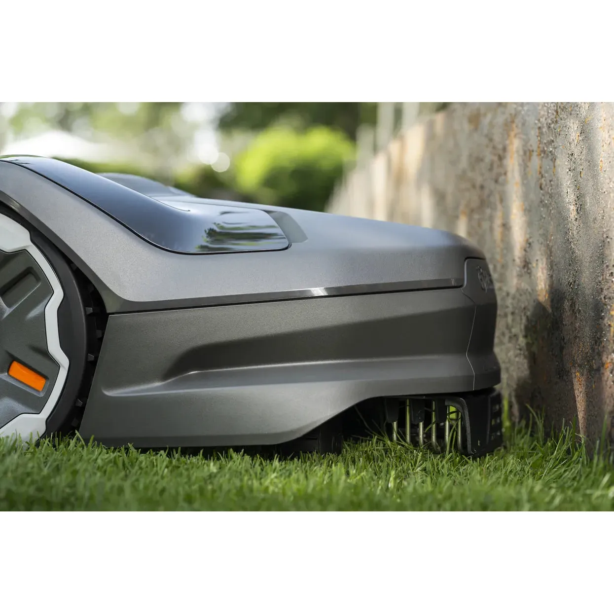 Husqvarna Automower® 405XE NERA - Robotic mower that trims the edges and avoids objects on the lawn. - Image 3