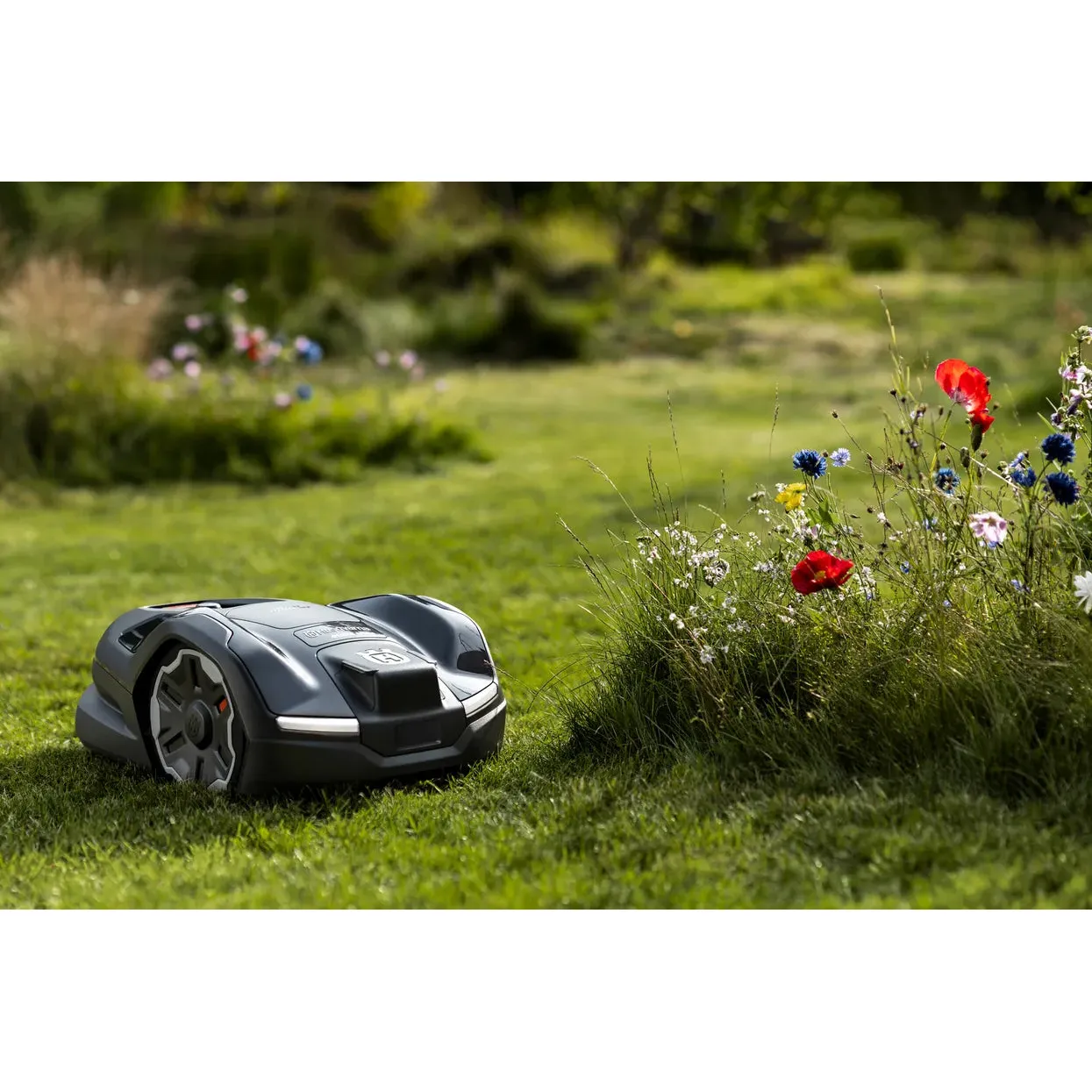 Husqvarna Automower® 405XE NERA - Robotic mower that trims the edges and avoids objects on the lawn. - Image 5