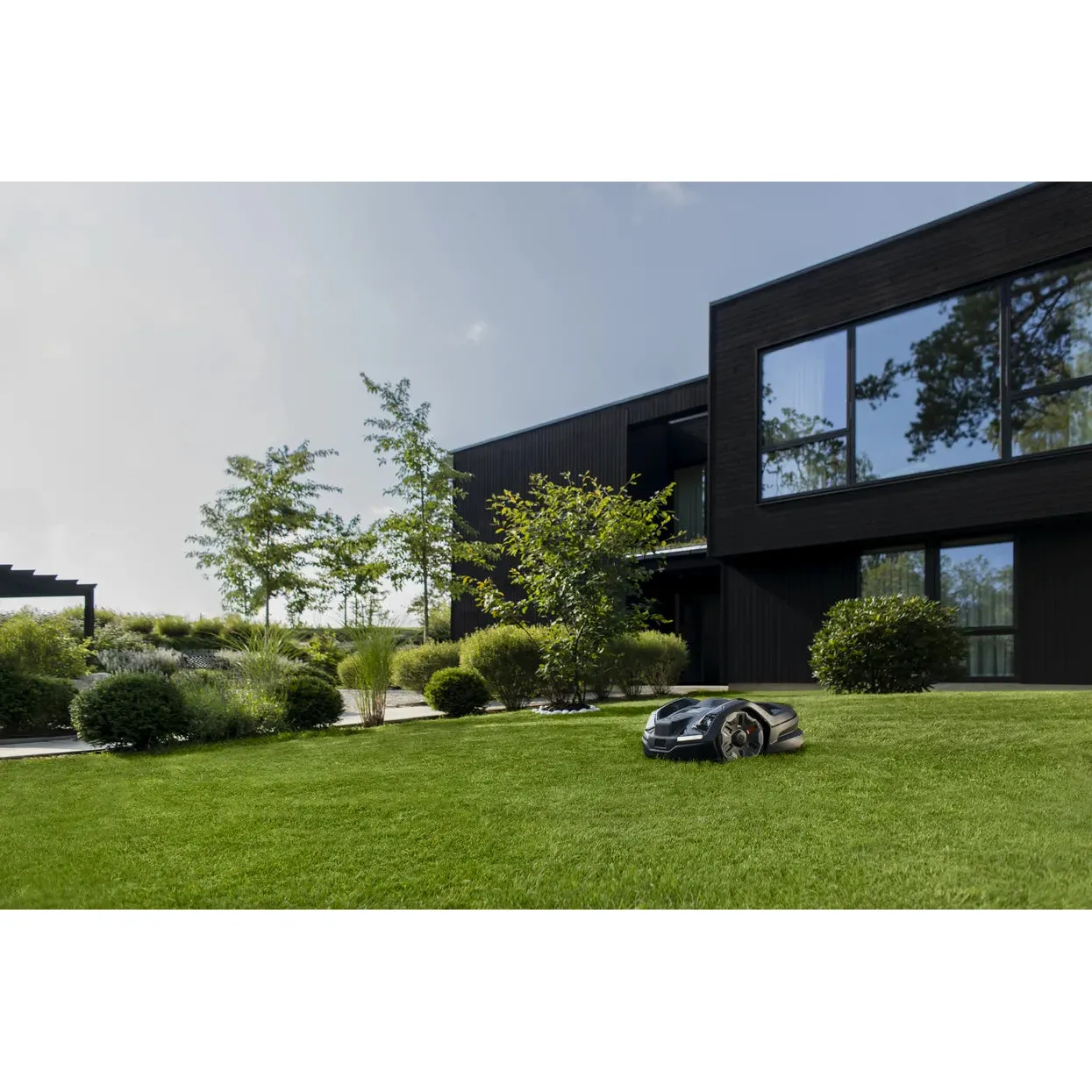 Husqvarna Automower® 410XE NERA - Robotic mower with EdgeCut and object avoidance - Image 7