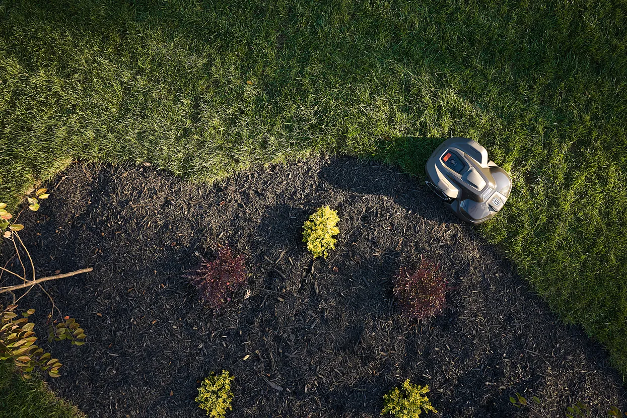 Husqvarna Automower® 420 iQ - More lawn, no limits – up to 1 acre / 4,000 m² capacity. - Image 3
