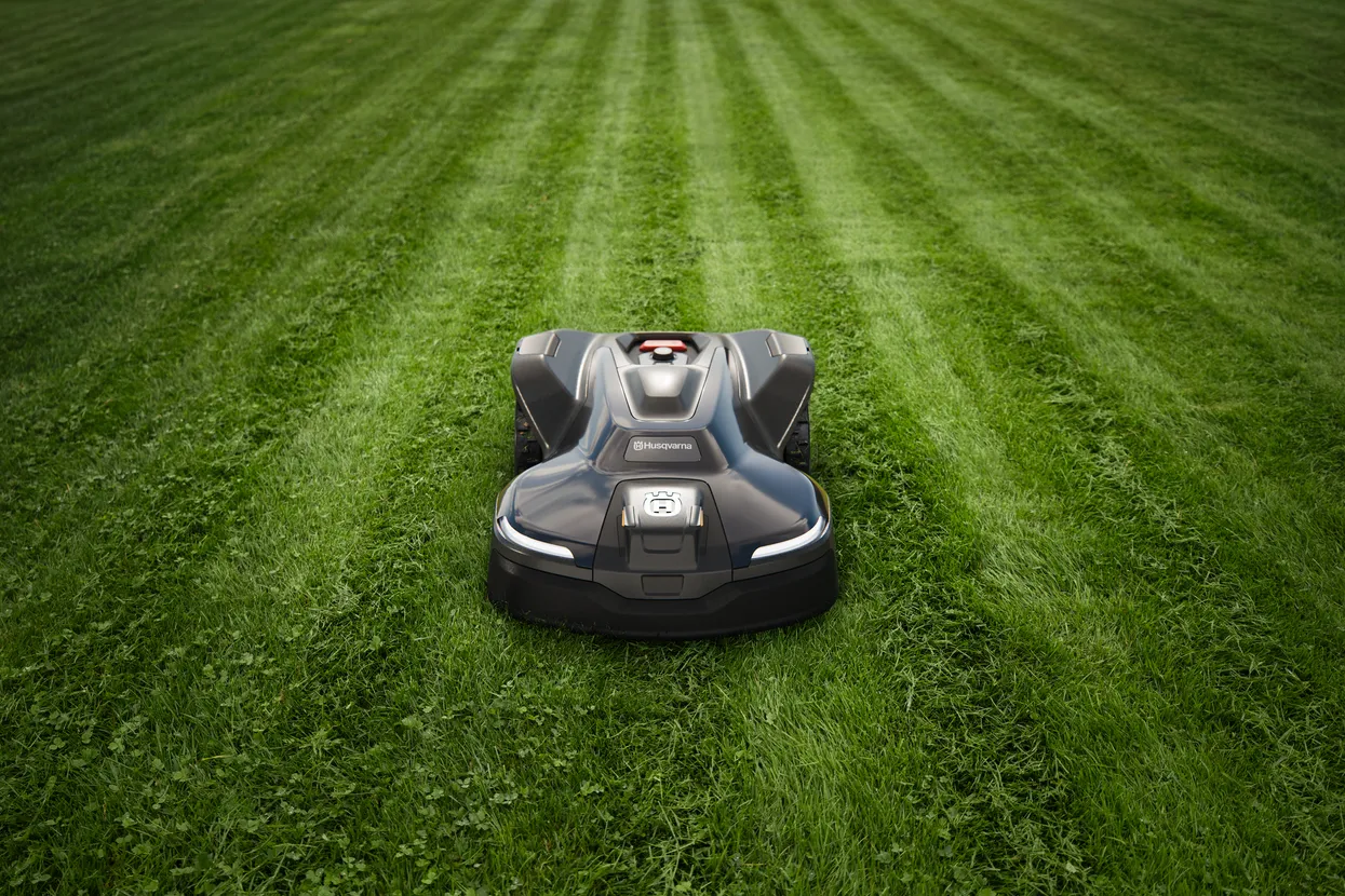 Husqvarna Automower® 420 iQ - More lawn, no limits – up to 1 acre / 4,000 m² capacity. - Image 4