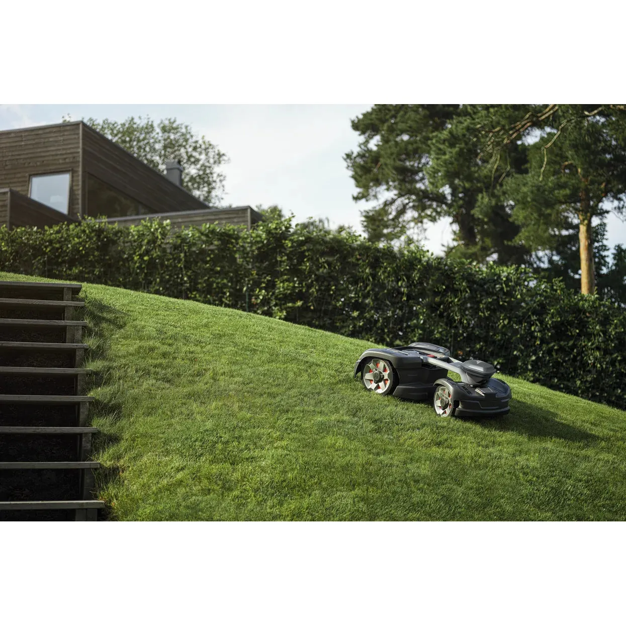 Husqvarna Automower® 435X AWD EPOS - Wire free AWD robotic mower that masters steep slopes up to 70%. - Image 3