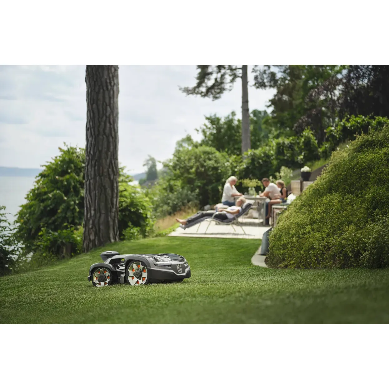 Husqvarna Automower® 435X AWD EPOS - Wire free AWD robotic mower that masters steep slopes up to 70%. - Image 6
