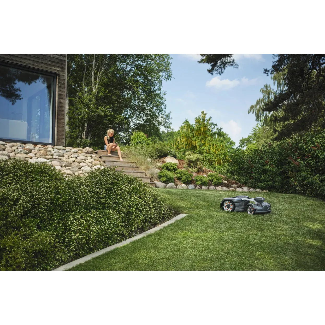 Husqvarna Automower® 435X AWD EPOS - Wire free AWD robotic mower that masters steep slopes up to 70%. - Image 7